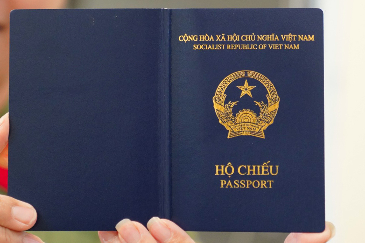 1. Có bắt buộc đổi hộ chiếu cũ sang hộ chiếu có gắn chip không?
