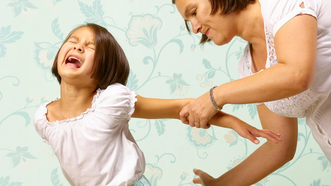 Bố mẹ đánh con có phải bạo lực gia đình?