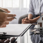 Giảm giờ làm nhưng cũng giảm lương: doanh nghiệp có vi phạm? Real,Estate,Agent,And,Customer,Discussing,For,Contract,To,Buy,