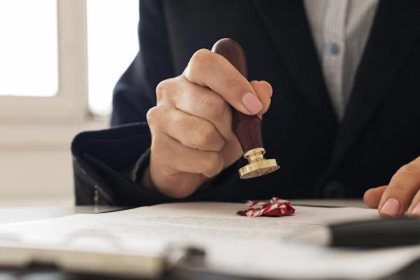 Công chứng hợp đồng đặt cọc: Cách tránh mất tiền oan