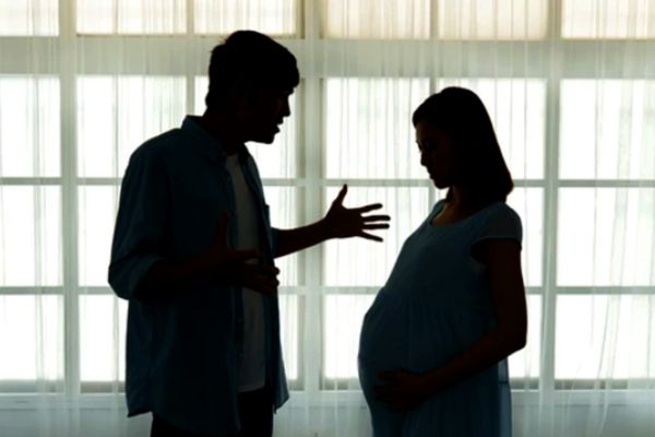 Khi vợ mang thai con của người khác: Pháp lý về quyền và nghĩa vụ