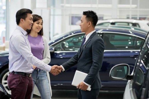 Mua xe khi vợ/chồng đi công tác