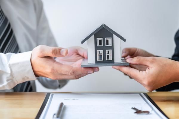 Tặng cho tài sản: Công chứng ngay hay đợi mới tính?