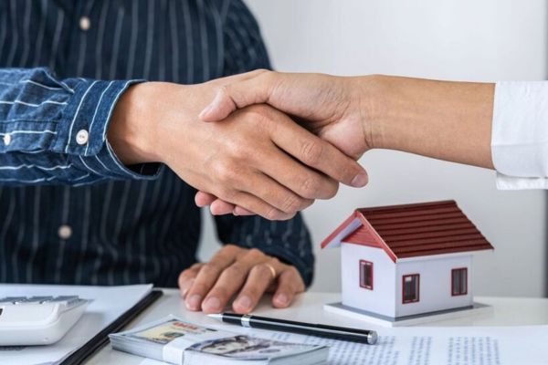 Khi chủ nhà bán nhà đang cho thuê: Quyền của người thuê nhà