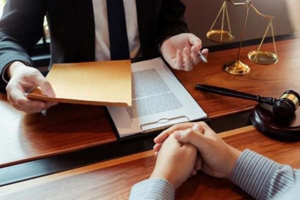 Quyền của vợ/chồng với tài sản trong trường hợp bị kiện