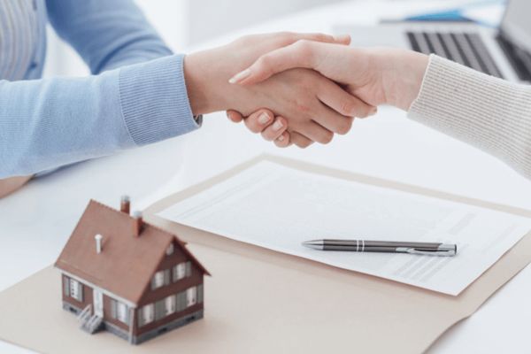 Mua nhà đất có sổ đỏ nhưng đất có bãi đỗ xe công cộng